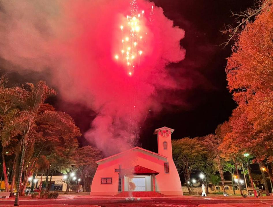 Foto 2 de 18 — Cidade da região faz primeira queima de fogos silenciosa da sua história